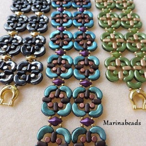 Op de afbeelding: Drie kralenarmbanden met ingewikkelde patronen. De armbanden zijn gemaakt van zwarte, bruine, teal, gouden en groene kralen. De armbanden hebben gouden sluitingen.