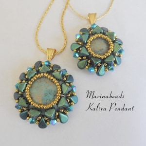 Op de afbeelding: Twee gouden kettingen met groene en gouden kralen hangers. De hangers zijn rond en hebben een kleiner rond middenstuk. De tekst "MarinaBeads Kalira Pendant" is zichtbaar onder de hangers.