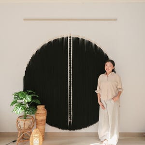 Minimalistische kunst aan de muur ARUNA, groot macramé muurdecoratie, Boho Japandi wandtapijt, Fiber Art Scandinavische woonkamer, statement muurdecoratie