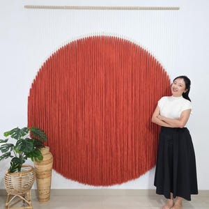 コーラルチャンドラマクラメ壁掛け：ボヘミアンファイバーアート、大きなタペストリー、ファームハウスの秋の暖かいリビングルーム、抽象的なミニマリスト織りアート