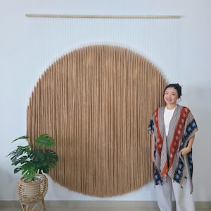 以下が含まれることがあります： 黒い持ち手と「But First, Coffee」の文字が黒い手書き風フォントで書かれた白いセラミックマグ。マグカップは白い表面に置かれています。