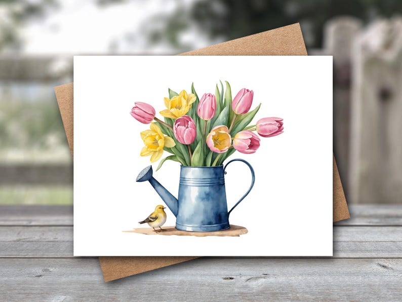 Puede incluir: Ilustraci&oacute;n en acuarela de una tarjeta de felicitaci&oacute;n con un ramo de tulipanes rosas y narcisos amarillos en una regadera azul. Un peque&ntilde;o p&aacute;jaro amarillo est&aacute; posado cerca. La tarjeta est&aacute; sobre un sobre marr&oacute;n.