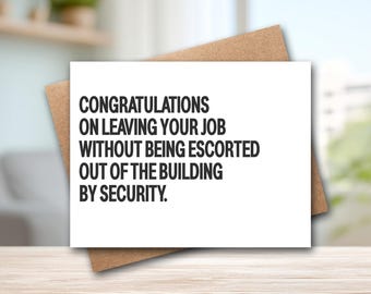 Può includere: Un biglietto d'auguri rettangolare bianco con testo nero che recita: CONGRATULATIONS ON LEAVING YOUR JOB WITHOUT BEING ESCORTED OUT OF THE BUILDING BY SECURITY. Il biglietto è posizionato davanti a una busta di carta marrone.