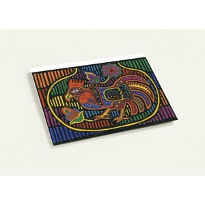 10 tarjetas de notas en blanco con forma de gallo de colores y sobres. Arte con lápices de colores inspirado en una hermosa mola indígena Kuna de Panamá.