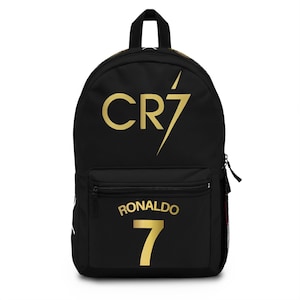Może przedstawiać: Czarny plecak z złotym błyskawicą i tekstem "CR7" i "RONALDO 7"