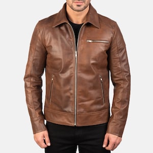 Könnte beinhalten: Eine braune Lederjacke mit Reißverschluss und mehreren Taschen.