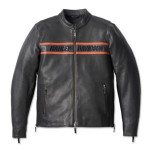 Könnte beinhalten: Schwarze Lederjacke für Motorradfahrer mit einem orangefarbenen Streifen und dem Schriftzug "Harley-Davidson" auf der Brust.