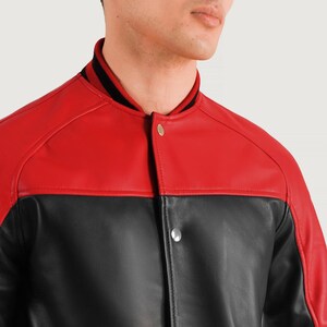 Könnte beinhalten: Eine rote und schwarze Lederbomberjacke mit geripptem Kragen und Druckknopfverschluss.
