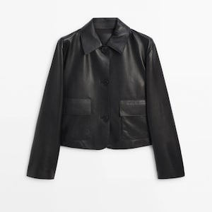 Könnte beinhalten: Eine schwarze Lederjacke mit Knopfleiste und zwei Pattentaschen.