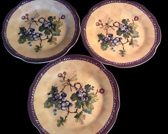 Juego de 3 platos de la colección Claret de Tracy Porter: Uvas, Libélula, Borde Morado, Platos llanos, Estilo Cottagecore