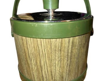 Cubitera vintage de los años 70 con acabado imitación madera, color verde aguacate, estilo retro de mediados de siglo.