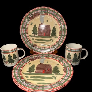 Servizio da tavola natalizio vintage Hausenware Libby Wilke, con piatti e tazze a quadri in stile baita di montagna, decorazione rustica per chalet, anno 2000.