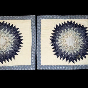 Pode incluir: Duas colchas quadradas com um design central de explosão estelar. A explosão estelar é feita de triângulos azul marinho e uma estampa floral, sobre um fundo creme. Uma borda floral azul emoldura a colcha.
