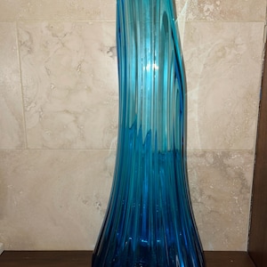 Large Vintage Mid Century Modern LE Smith Channeled Ribbed Fluted Glass Vase BLUE