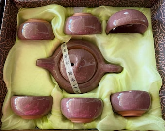 Conjunto de chá vintage chinês com esmalte craquelado, bule e xícaras em tons de rosa e roxo, em caixa para presente, decoração asiática.