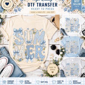Könnte beinhalten: Ein cremefarbenes T-Shirt mit einem großen Grafikdruck des Wortes SUMMER in blau-weißen Mustern, verziert mit blauen Schleifen, Perlen und kleinen Blumen. Das Design ist auf T-Shirts in verschiedenen Farben wie Weiß, Hellblau und Grau zu sehen.