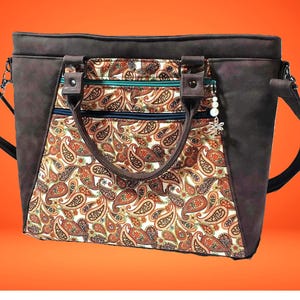 Bolso de mano marrón suave de ante sintético con estampado paisley y bandolera. ¡El regalo perfecto para el Día del Mes!