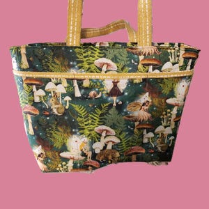 ¡Bolso tote Mushroom Fairies Forest! ¡Se puede usar como bolso de mano, bolso de mano o cartera! Incluso es un bonito bolso para pañales. ¡El regalo perfecto para el Día de la Madre!