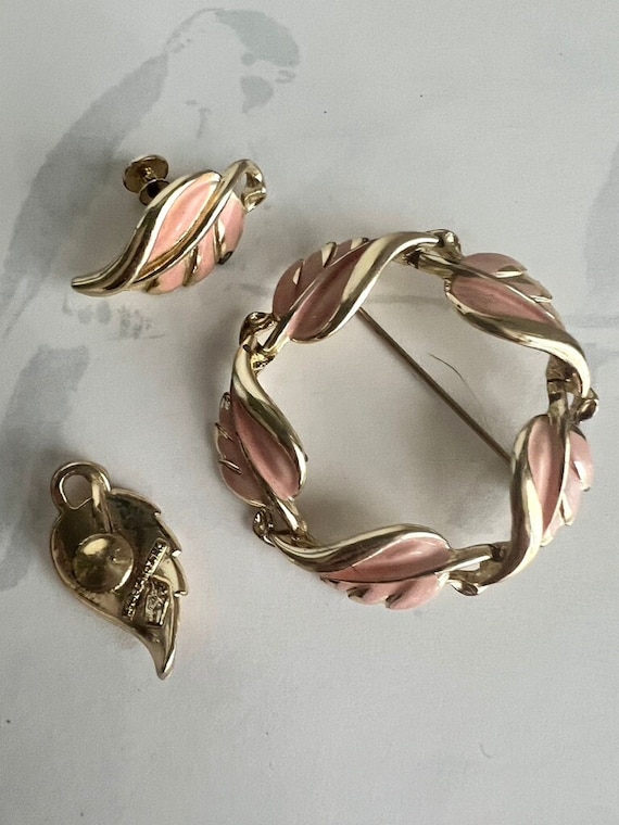 Coro Pink leaves enamel gold tone circle pin with 