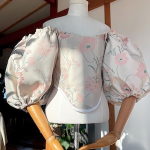 ロマンチックなバレンタインデーの春のコルセットボヘミアンルネッサンスホワイトとピンクの花