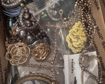 2 lbs Broken JEWELRY LOT some broken some not Necklaces, Bracelets, Earrings- No Plastic All metal !!