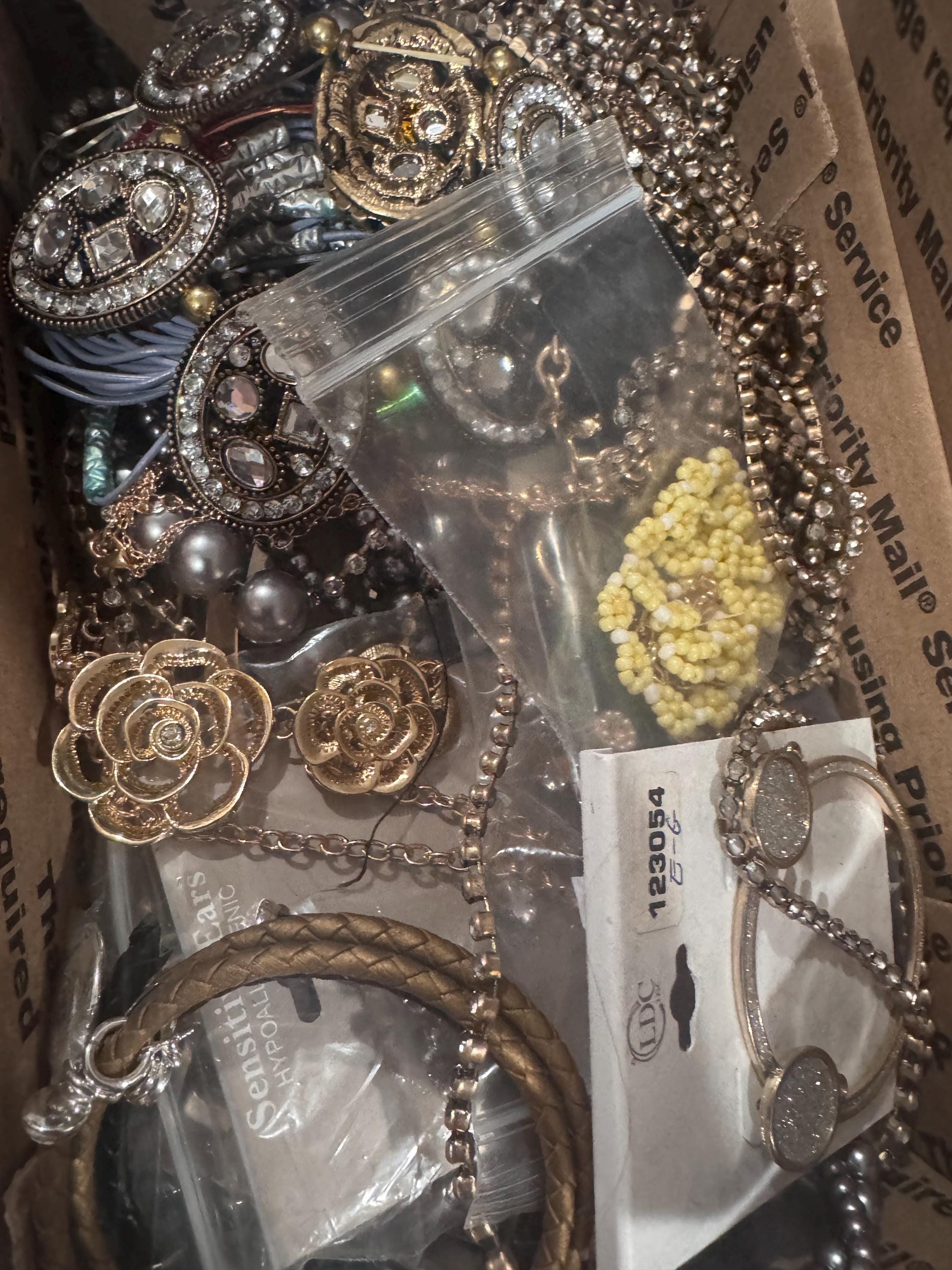 2 lbs Broken JEWELRY LOT some broken some not Necklaces, Bracelets, Earrings- No Plastic All metal !!