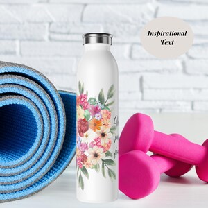 Botella de agua personalizada delgada con diseño floral rosa y cita inspiradora para la playa, botella de agua portátil irrompible sellada al vacío para su regalo