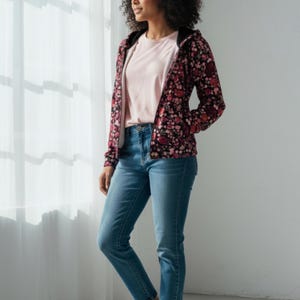 Stylish Womens Hoodie Floral Pattern Sweatshirt Zip Front Design Botanical Print Jacket Casual Layer Everyday Outerwear Feminine Style Comfortable Fashion Blooming Flower Motif Versatile Wardrobe Essential Pretty Clothing Option Perfect
