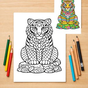 Op de afbeelding: Een zwart-wit tijger kleurplaat met een gedetailleerd ontwerp, naast een gekleurde versie. Er liggen verschillende kleurpotloden rond de afbeelding. De tekst "INSTANT DIGITAL DOWNLOAD" staat onderaan.