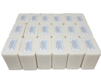 Puede incluir: Una colección de barras de jabón rectangulares de color blanquecino, cada una con una etiqueta. Las etiquetas dicen "The Gourmet Bar" e incluyen información del producto. Las barras están dispuestas de forma ordenada, sugiriendo una compra al por mayor o una exhibición.