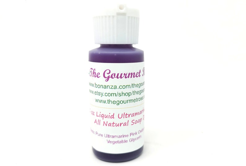 K&ouml;nnte beinhalten: Kleine Flasche lila Fl&uuml;ssigseife mit wei&szlig;em Verschluss. Das Etikett tr&auml;gt die Aufschrift "The Gourmet Rose" und listet Webseitenadressen auf. Die Flasche enth&auml;lt 59 ml fl&uuml;ssige Ultramarin-Naturseife.