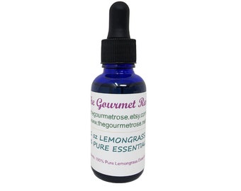Può includere: Una bottiglia di vetro blu cobalto con un contagocce nero. La bottiglia contiene un liquido trasparente e ha un'etichetta bianca con la scritta "1 oz LEMONGRASS PURE ESSENTIAL". È visibile anche il marchio "The Gourmet Rose".