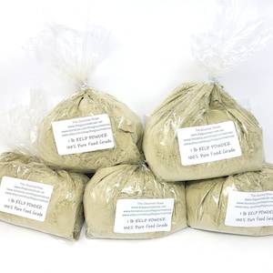 Puede incluir: Seis bolsas de pl&aacute;stico transparente llenas de polvo de algas marinas de color verde claro. Cada bolsa tiene una etiqueta blanca que dice "1 lb KELP POWDER 100% Pure Food Grade". Las bolsas est&aacute;n atadas en la parte superior con una brida.