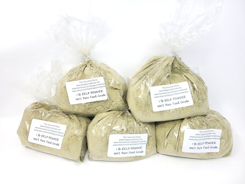Puede incluir: Seis bolsas de pl&aacute;stico transparente llenas de polvo de algas marinas de color verde claro. Cada bolsa tiene una etiqueta blanca que dice "1 lb KELP POWDER 100% Pure Food Grade". Las bolsas est&aacute;n atadas en la parte superior con una brida.