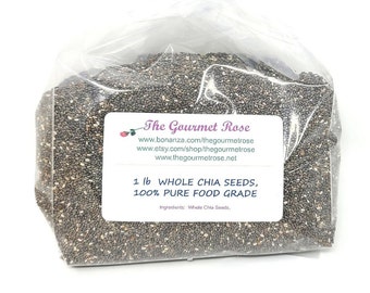 Może przedstawiać: Przezroczysta plastikowa torba wypełniona całymi nasionami chia. Biała etykieta zawiera tekst "The Gourmet Rose", adresy stron internetowych oraz "1 lb WHOLE CHIA SEEDS, 100% PURE FOOD GRADE". Składniki to "Whole Chia Seeds."