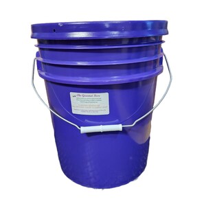 以下が含まれることがあります： 金属製のハンドルと白いプラスチック製のグリップが付いた、紫色の大きなバケツ。側面のラベルには「The Gourmet Rose」と書かれており、製品は「8 Gallon Unscented All Natural Liquid Glycerin Soap」と記載されています。