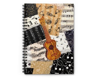 Puede incluir: Cuaderno de espiral con temática musical. La portada presenta un ukelele, notas musicales e instrumentos. El fondo incluye una mezcla de partituras en blanco y negro.