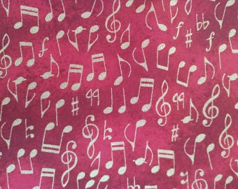 Puede incluir: Primer plano de una tela con un patrón repetido de notas musicales y símbolos blancos sobre un fondo rosa intenso. Las notas musicales incluyen claves de sol, corcheas y sostenidos.