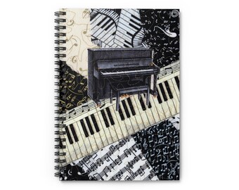 Puede incluir: Cuaderno de espiral con un diseño de piano. La portada presenta una ilustración en blanco y negro de un piano, teclas de piano y notas musicales. El fondo tiene un diseño de patchwork con elementos musicales.