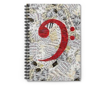 Puede incluir: Un cuaderno con espiral con un diseño que presenta una clave de sol roja sobre un collage de notas musicales. El fondo es una mezcla de fragmentos de partituras negras, blancas y beige. Ideal para amantes de la música y músicos.