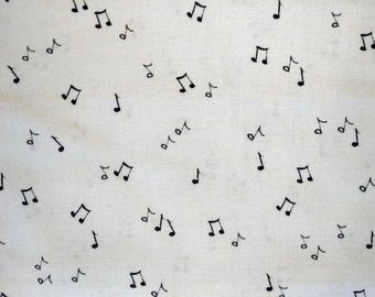 Puede incluir: Tela blanquecina con un patrón disperso de notas musicales negras. Las notas varían en tamaño y orientación, creando un diseño dinámico y musical. La tela tiene una textura sutil.