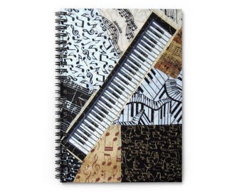 Puede incluir: Cuaderno de espiral con un diseño de collage que presenta teclas de piano, notas musicales y la palabra "Adagio". La portada tiene una mezcla de colores negro, blanco y beige, creando un tema musical.