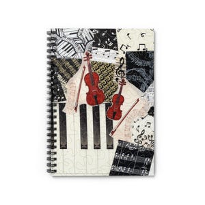 Könnte beinhalten: Spiralgebundenes Notizbuch mit musikalischem Thema. Das Cover zeigt eine Collage aus Noten, Klaviertasten und zwei roten Geigen mit Bögen. Der Hintergrund umfasst Schwarz-Weiß-Muster und Noten.