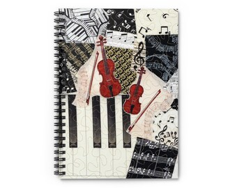 Puede incluir: Cuaderno con espiral de temática musical. La portada presenta un collage de notas musicales, teclas de piano y dos violines rojos con arcos. El fondo incluye patrones en blanco y negro y partituras.