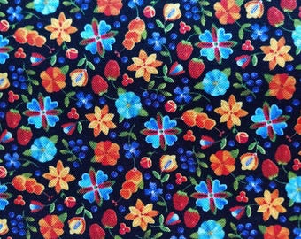Puede incluir: Una tela azul oscuro con un patrón repetido de flores y bayas coloridas. Las flores son naranjas, amarillas y azules, con fresas rojas y hojas verdes. Un diseño floral vibrante, ideal para manualidades.