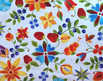 Puede incluir: Una tela blanca con un colorido estampado floral. El diseño presenta flores en tonos rojos, amarillos, azules y naranjas, junto con hojas verdes y bayas azules. El patrón es un diseño repetitivo.