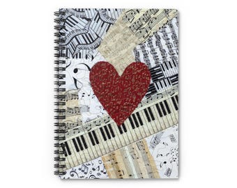 Puede incluir: Cuaderno de espiral con temática musical. La portada muestra un corazón rojo lleno de notas musicales, sobre un fondo de teclas de piano y partituras en tonos negros, blancos y beige. Un regalo creativo para los amantes de la música.