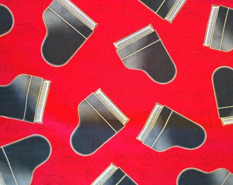 Puede incluir: Un patrón repetido de pianos de cola negros con ribetes dorados y teclas blancas sobre un fondo rojo vibrante. Los pianos están dispuestos en varias orientaciones, creando un diseño dinámico y musical.