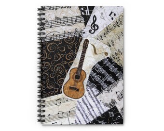 Puede incluir: Cuaderno con espiral con un diseño de collage con notas musicales, claves de sol y una pequeña ilustración de guitarra acústica. El fondo incluye remolinos negros y dorados y varios patrones de partituras.