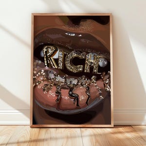 以下が含まれることがあります： 金とダイヤモンドで飾られた歯が「RICH」という単語を綴る、茶色の口のクローズアップ。
